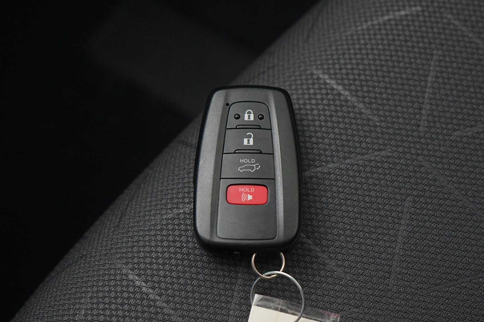 Used 2021 Toyota RAV4 XLE w/ Convenience Package FWD image 28