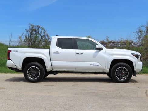 Used 2025 Toyota Tacoma TRD Sport AWD/4WD image 2