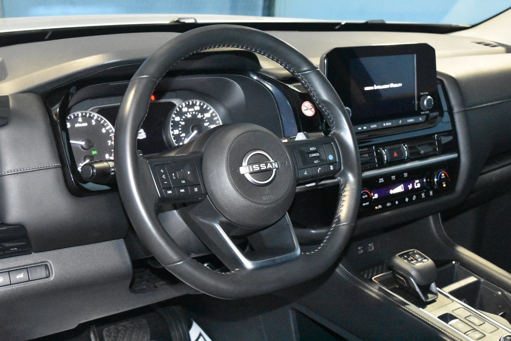 Used 2025 Nissan Pathfinder SV AWD/4WD image 2
