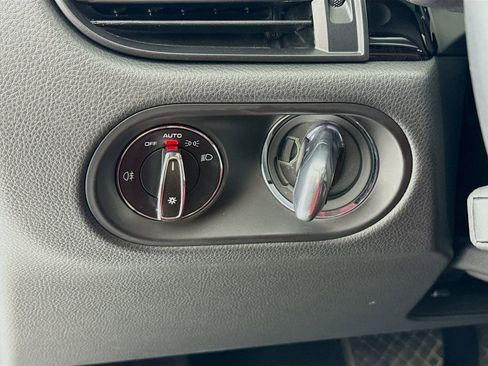 Certified 2025 Porsche Macan image 15