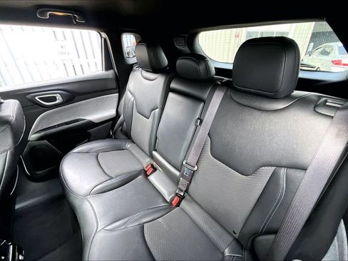 Used 2025 Jeep Compass Latitude image 19