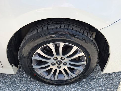 Used 2020 Toyota Sienna XLE w/ XLE Navigation Package FWD image 4