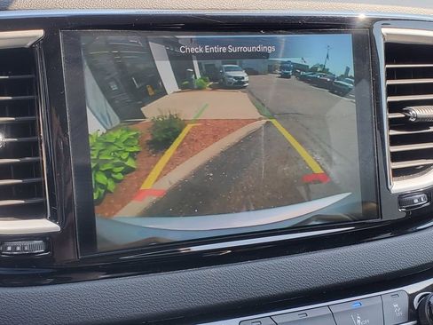 Used 2023 Chrysler Pacifica Touring-L FWD image 3