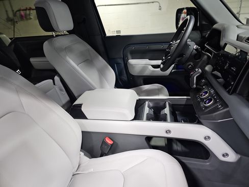 Used 2025 Land Rover Defender 90 X-Dynamic SE image 10