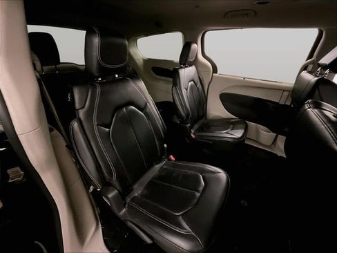 Used 2022 Chrysler Pacifica Touring-L FWD image 26
