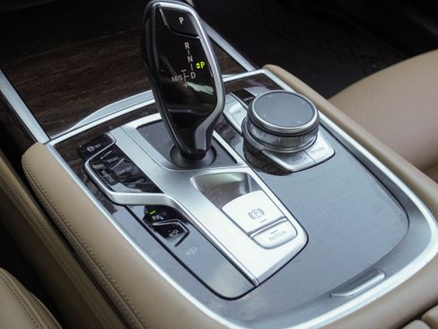 Used 2021 BMW 740i w/ Premium Package RWD image 27