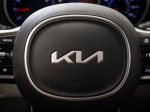 Used 2023 Kia Carnival LX image 24