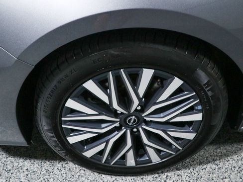 Used 2024 Nissan Altima 2.5 SV FWD image 11