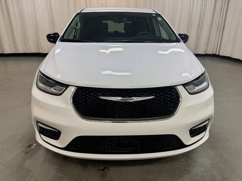 Used 2024 Chrysler Pacifica Touring-L image 10