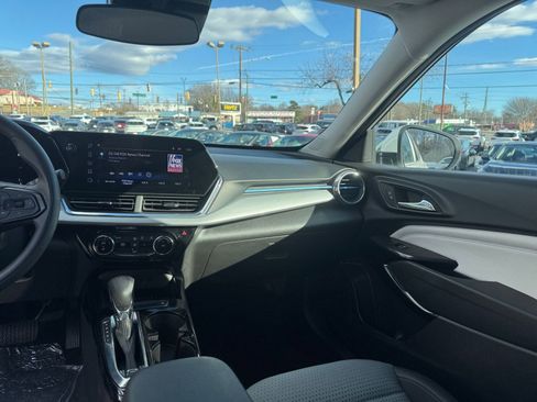 Used 2025 Chevrolet Trax LT image 29