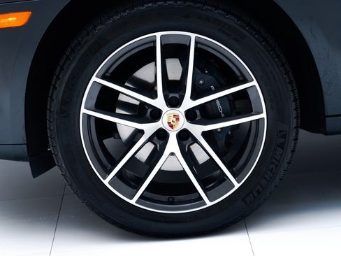 Certified 2025 Porsche Macan AWD/4WD image 13