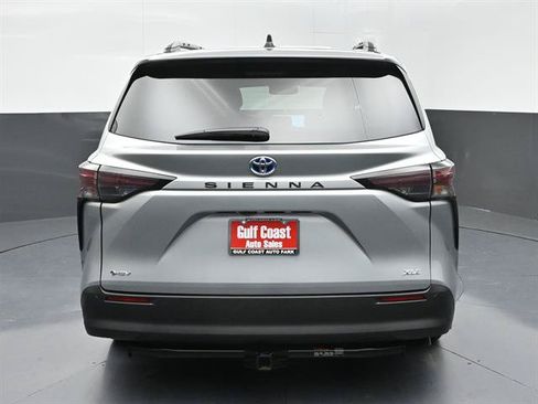 Used 2025 Toyota Sienna XLE FWD image 27