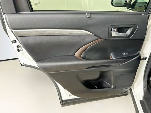 Used 2017 Toyota Highlander Limited FWD image 28