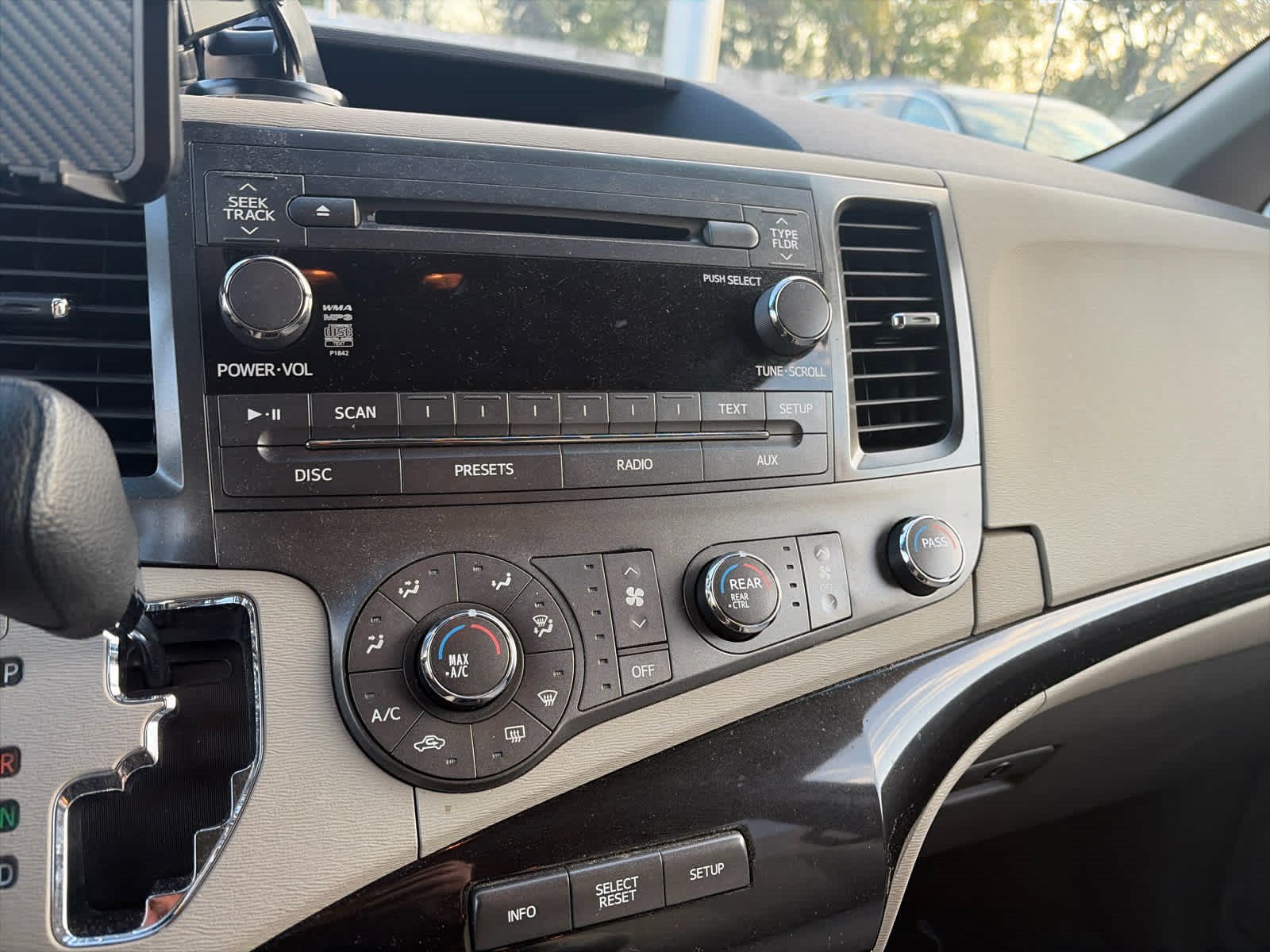 Used 2012 Toyota Sienna LE w/ Towing Pkg FWD image 8