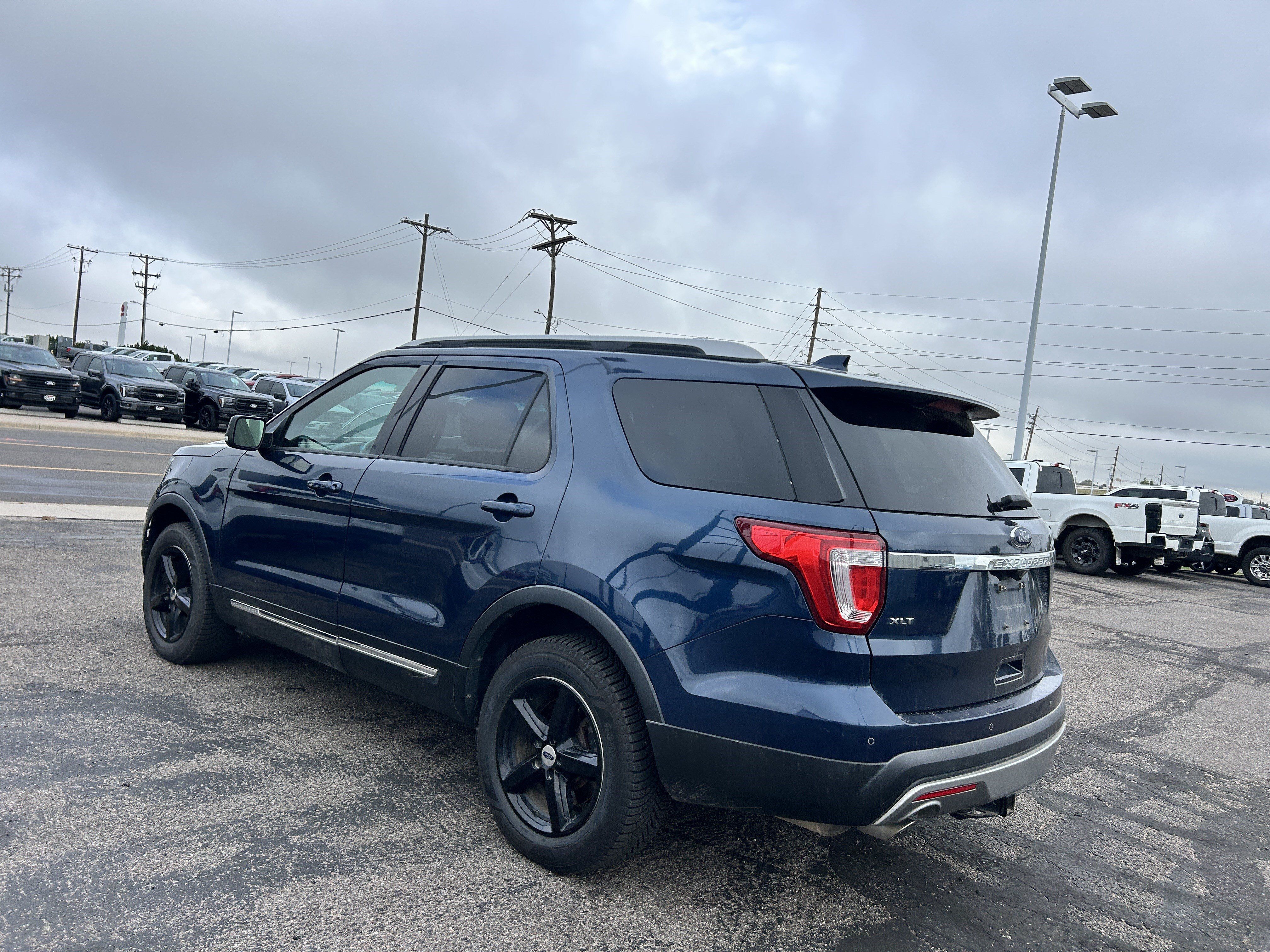 Used 2017 Ford Explorer XLT w/ Equipment Group 202A AWD/4WD image 3