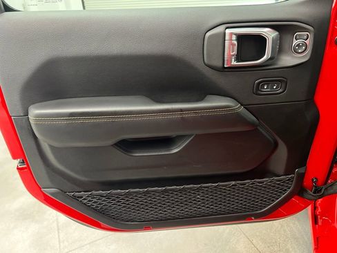 Used 2025 Jeep Wrangler Unlimited Sahara image 11