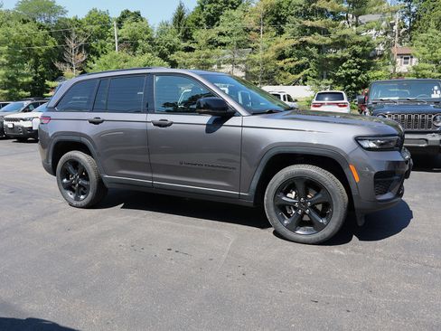 Used 2022 Jeep Grand Cherokee Altitude AWD/4WD image 8
