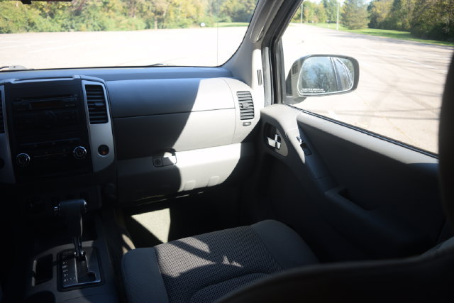 Used 2010 Nissan Frontier SE AWD/4WD image 24