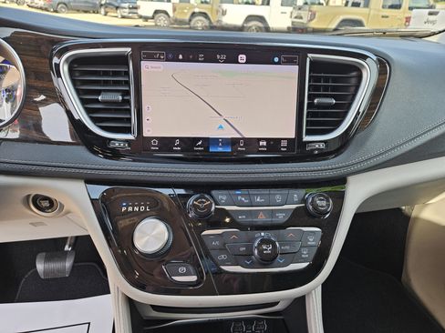 Used 2022 Chrysler Pacifica Limited FWD image 22