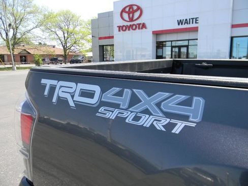 Used 2022 Toyota Tacoma TRD Sport w/ Technology Package AWD/4WD image 11