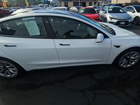 Used 2023 Tesla Model 3 Standard Range image 2