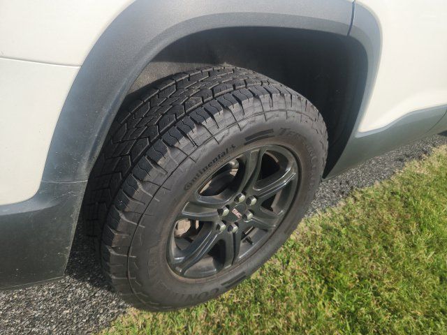 Used 2022 GMC Acadia AT4 w/ Technology Package AWD/4WD image 13