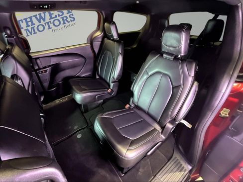 Used 2025 Chrysler Pacifica Select FWD image 23
