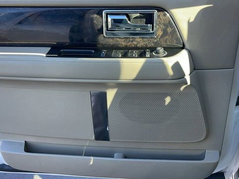 Used 2017 Lincoln Navigator Select image 29