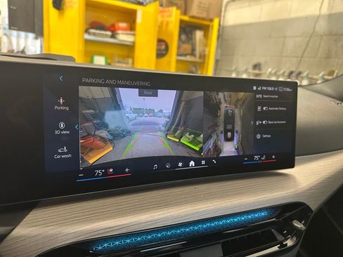 Used 2025 BMW 330i xDrive Sedan w/ Convenience Package image 31