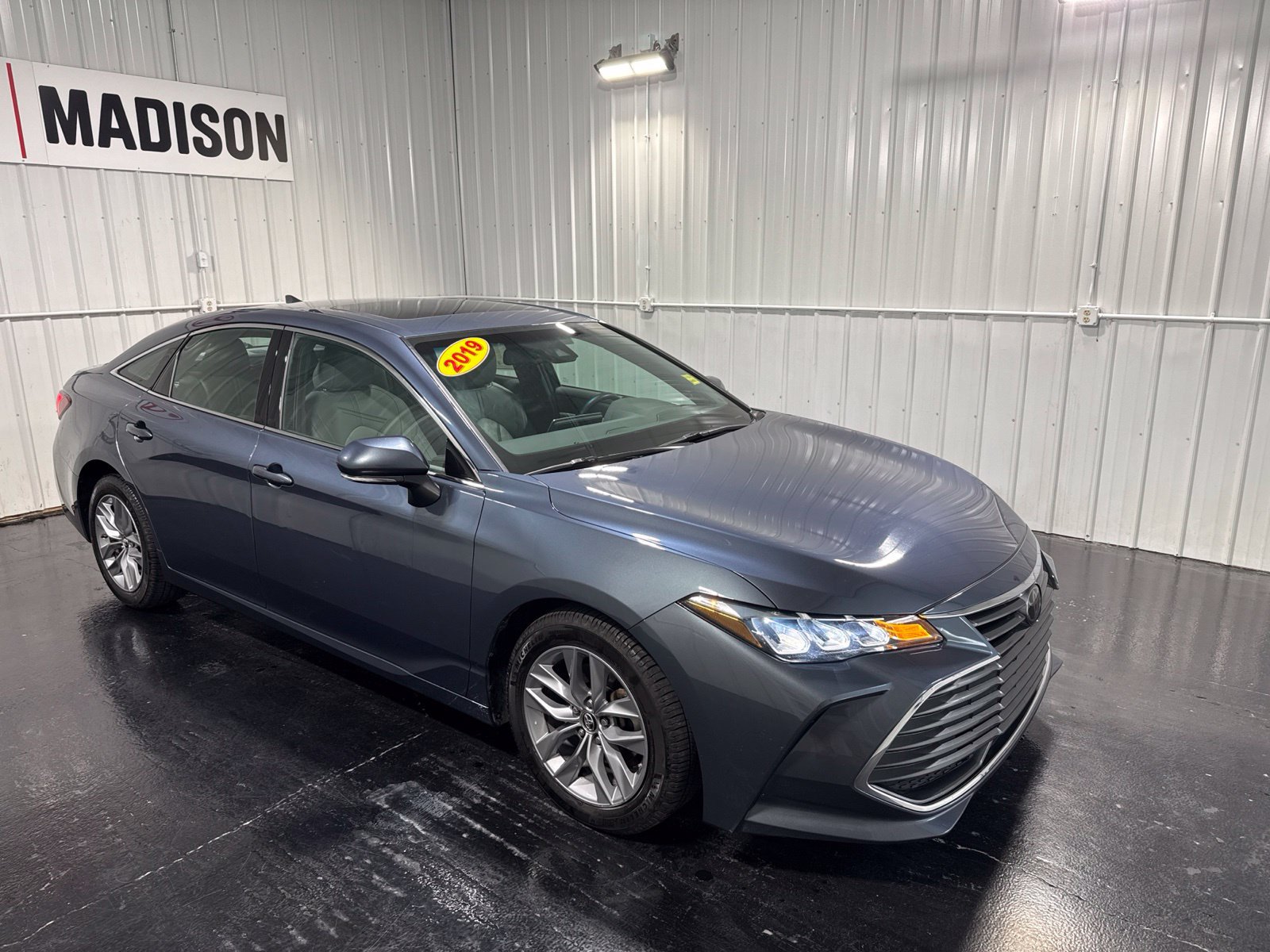 Used 2019 Toyota Avalon XLE w/ Moonroof Package FWD image 6