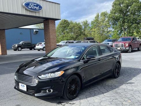 Used 2016 Ford Fusion SE w/ Equipment Group 202A FWD image 2