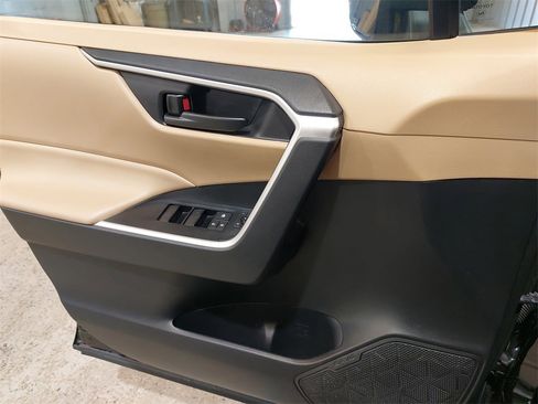 Used 2022 Toyota RAV4 LE image 25