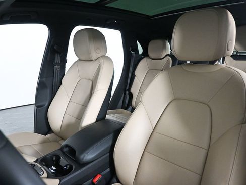 Used 2025 Porsche Cayenne AWD/4WD image 5