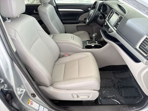Used 2017 Toyota Highlander XLE image 31