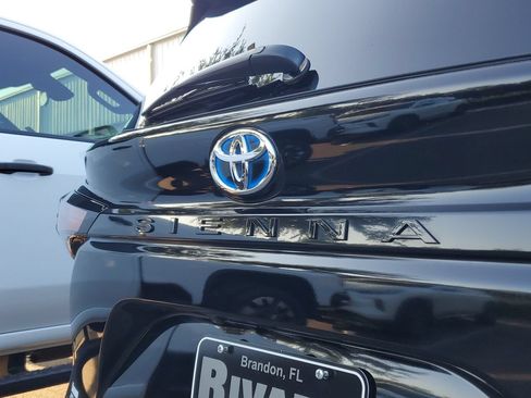 Used 2025 Toyota Sienna XSE FWD image 6