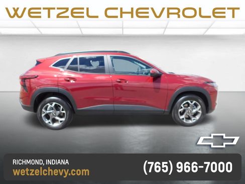 Used 2025 Chevrolet Trax LT w/ LT Convenience Package FWD image 2