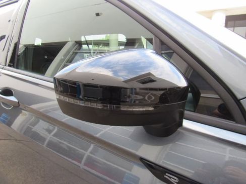 Used 2022 Volkswagen Tiguan SE R-Line image 21