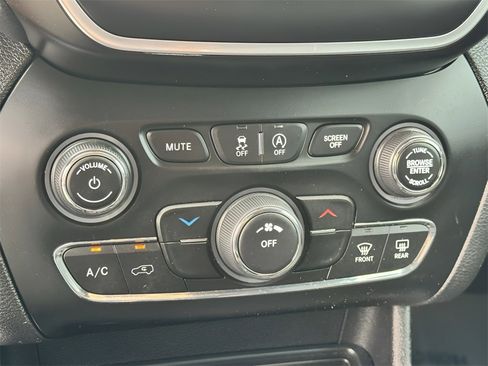 Used 2021 Jeep Cherokee Latitude Plus image 18