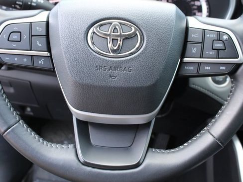 Certified 2025 Toyota Highlander XLE image 13