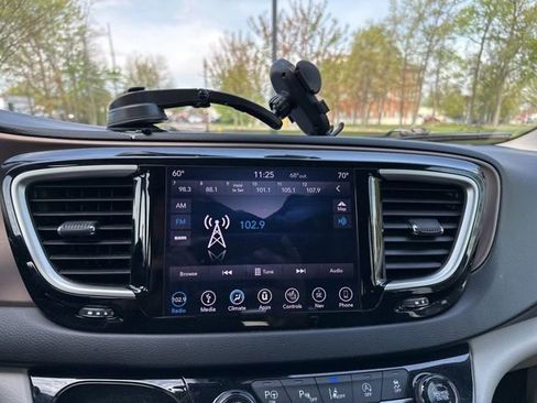 Used 2019 Chrysler Pacifica Touring-L w/ Advanced Safetytec Group image 40