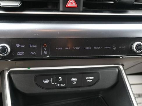 Used 2025 Kia Carnival FWD image 12