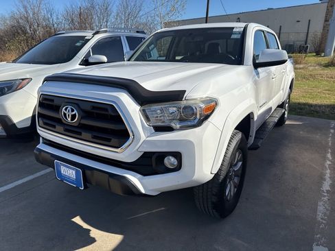 Used 2017 Toyota Tacoma SR5 w/ Tow Package image 2