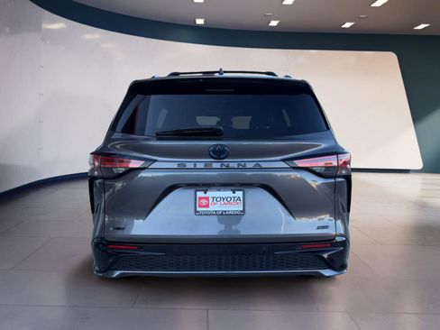 Used 2025 Toyota Sienna XSE w/ XSE Plus Package image 4