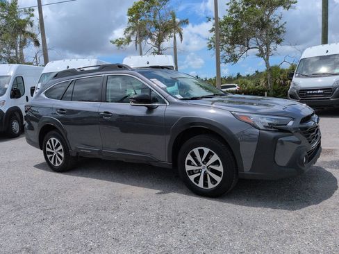 Used 2025 Subaru Outback Premium AWD/4WD image 2