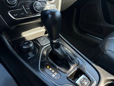 Used 2019 Jeep Cherokee Limited AWD/4WD image 33