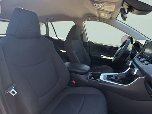 Used 2019 Toyota RAV4 LE w/ Carpet Mat Package image 17