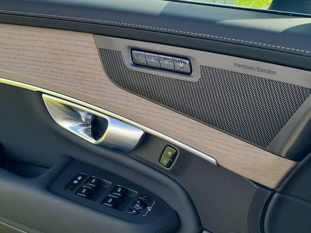 Used 2025 Volvo XC90 T8 Plus w/ Protection Package Premier AWD/4WD image 22