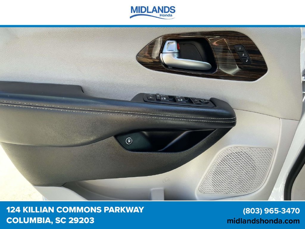 Used 2023 Chrysler Pacifica Limited FWD image 17