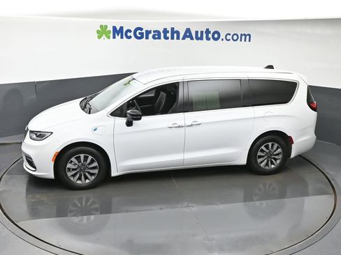 Used 2025 Chrysler Pacifica Select image 19
