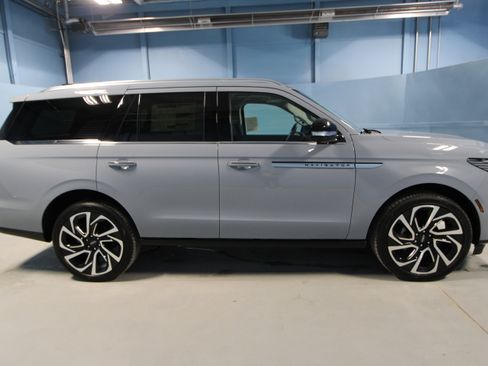 New 2026 Lincoln Navigator Reserve AWD/4WD image 38